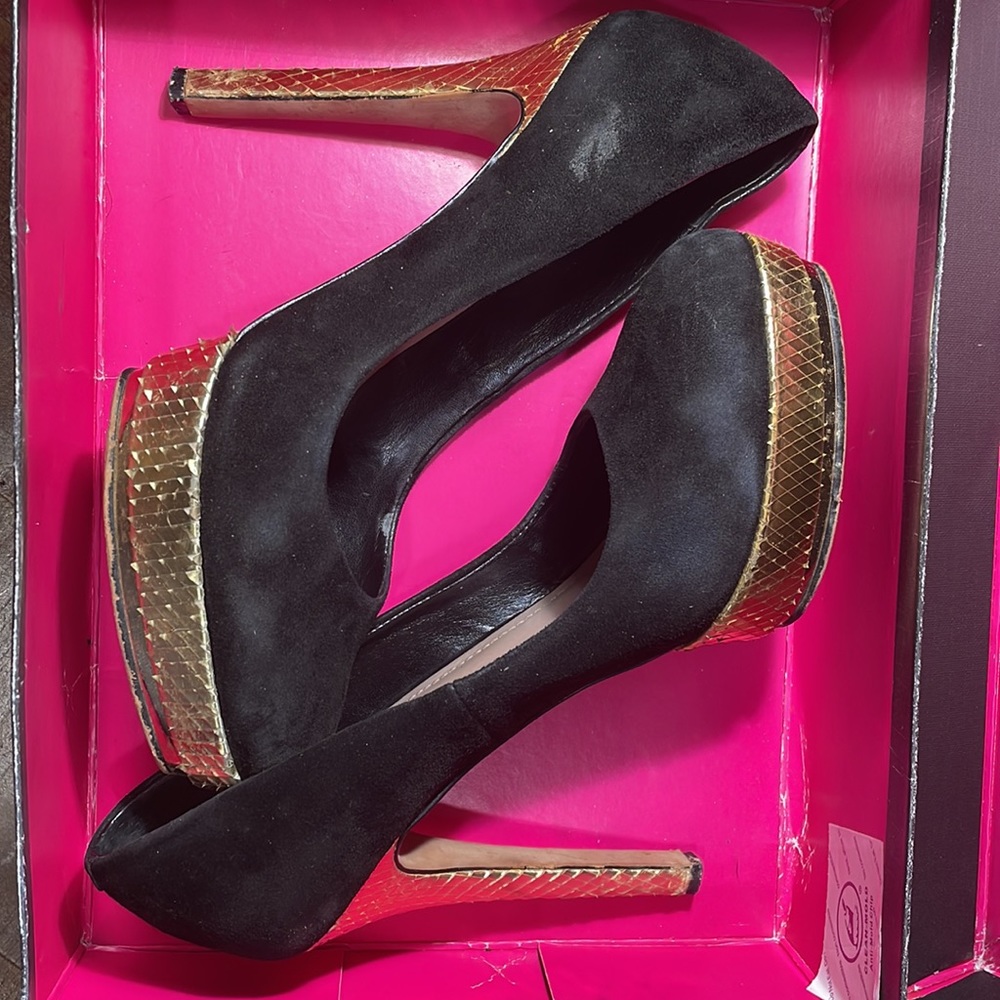 Vince Camuto Suede Black and Gold Platform Sz 8